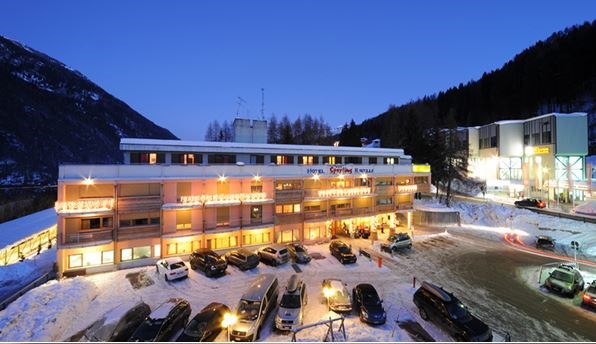 Kinderhotel: Parkplatz beim Hotel - Hotel Sporting Ravelli