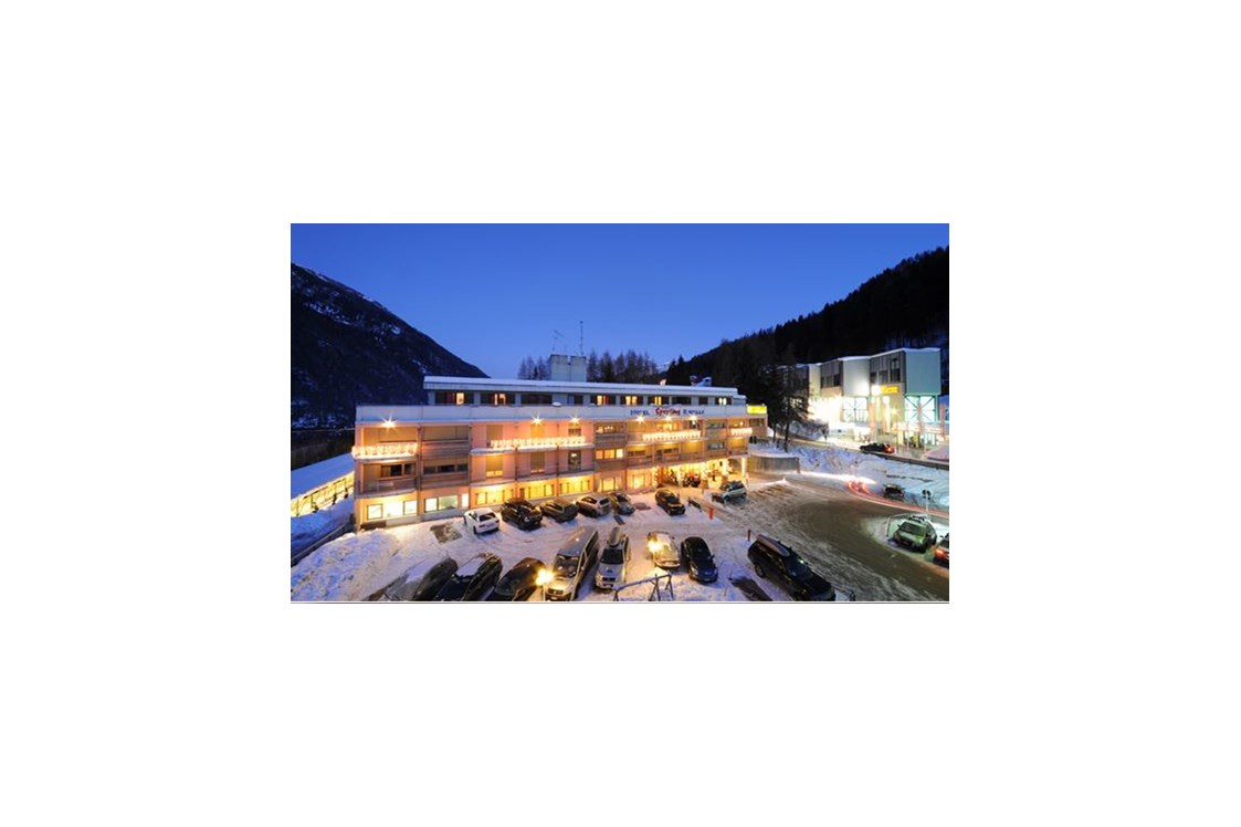 Kinderhotel: Parkplatz beim Hotel - Hotel Sporting Ravelli