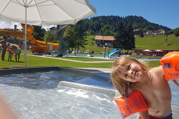 Familienhotel: Schwimmbad in Hittisau - 5 min vom Hotel. Gratis mit Bregenzerwald Card. - Familienhotel & Gasthof Adler Lingenau