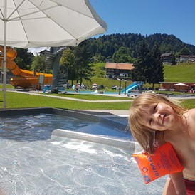 Familienhotel: Schwimmbad in Hittisau - 5 min vom Hotel. Gratis mit Bregenzerwald Card. - Familienhotel & Gasthof Adler Lingenau