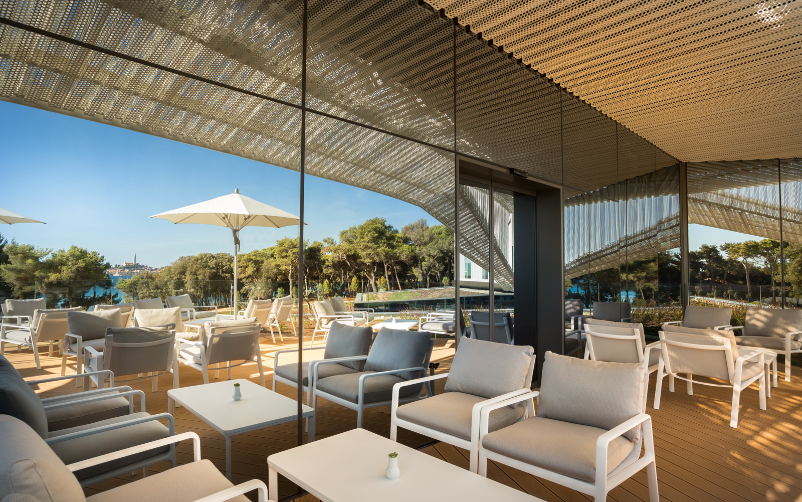 Kinderhotel: Sonnenterrasse Restaurant/Bar - Family Hotel Amarin