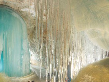 Alpina Alpendorf Ausflugsziele Eisriesenwelt - Die größte Eishöhle der Welt