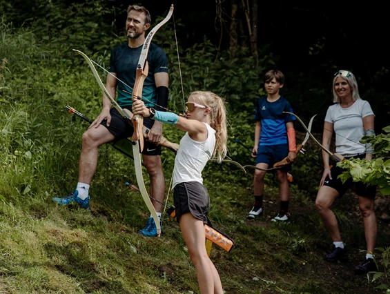 Kinderhotel: Bogenschießen im Alpendorf - Alpina Alpendorf