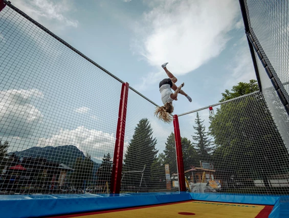 Kinderhotel: Erlebnisspielplatz vor dem Hotel - Alpina Alpendorf