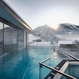 Kinderhotel: Den Winter im Infinity Rooftop Pool genießen - Alpina Alpendorf