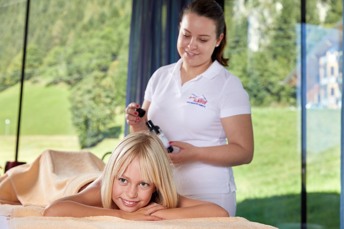 Kinderhotel: Massagen - lassen Sie sich verwöhnen - Almhof Family Resort & SPA