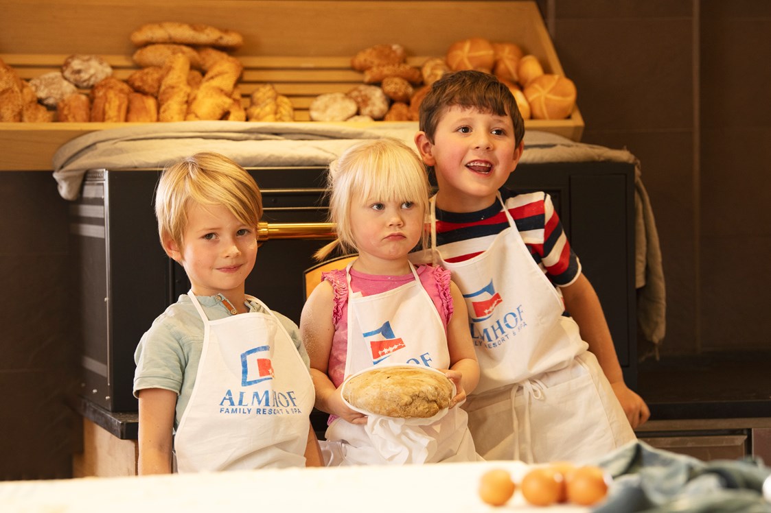Kinderhotel: Unseren kleinen Bäcker? Lust auf Kekse? - Almhof Family Resort & SPA