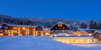 Familienhotel - Egg am Faaker See - Hotelansicht Winter - Familienresort & Kinderhotel Ramsi