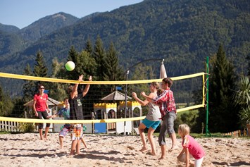 Kinderhotel: Beachvolleyballplatz - Familienresort & Kinderhotel Ramsi