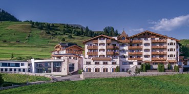 Familienhotel - PLZ 6622 (Österreich) - Außenansicht Sommer - Leading Family Hotel Bär