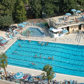 Kinderhotel: Großer Pool mit Liegen und Sonnenschirmen - Hotel Beau Soleil
