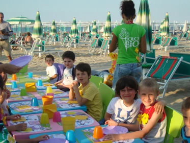 Kinderhotel: Kinderbetreuung auch am Strand - Hotel Sarti