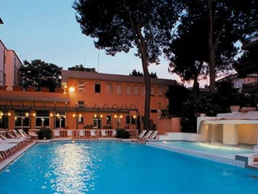 Kinderhotel: Abendliche Stimmung am Pool mit Liegen - Hotel Milano & Helvetia