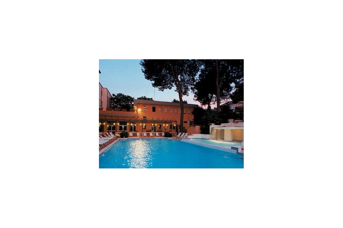Kinderhotel: Abendliche Stimmung am Pool mit Liegen - Hotel Milano & Helvetia
