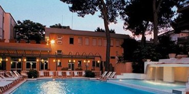 Familienhotel - Pesaro Urbino - Abendliche Stimmung am Pool mit Liegen - Hotel Milano & Helvetia