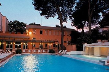 Kinderhotel: Abendliche Stimmung am Pool mit Liegen - Hotel Milano & Helvetia