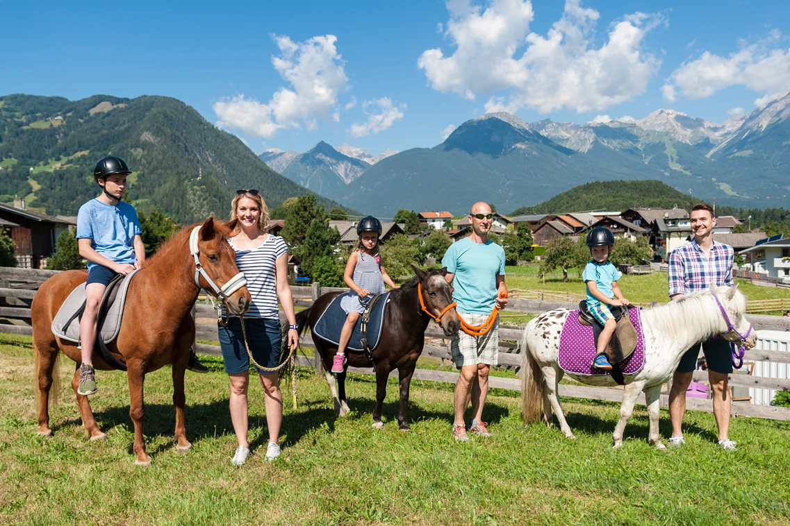 Kinderhotel: Ponyreiten - Pitzis Kinderhotel