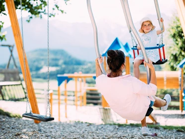 Kinderhotel: Erste Mutter-Kind Schaukel Österreichs - Pitzis Kinderhotel