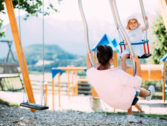 Kinderhotel: Erste Mutter-Kind Schaukel Österreichs - Pitzis Kinderhotel