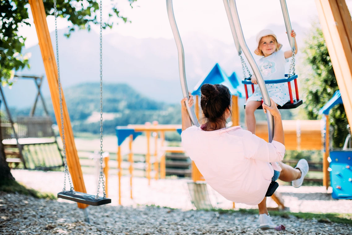 Kinderhotel: Erste Mutter-Kind Schaukel Österreichs - Pitzis Kinderhotel