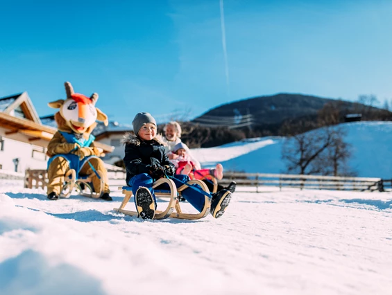 Kinderhotel: Eigener Rodelhang direkt beim Kinderhotel - Pitzis Kinderhotel