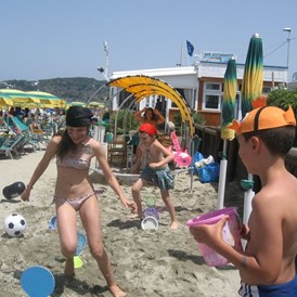 Kinderhotel: Mini Club am Strand "Oma Carmela" in der Nähe des Hotels - Family Spa Hotel Le Canne-Ischia