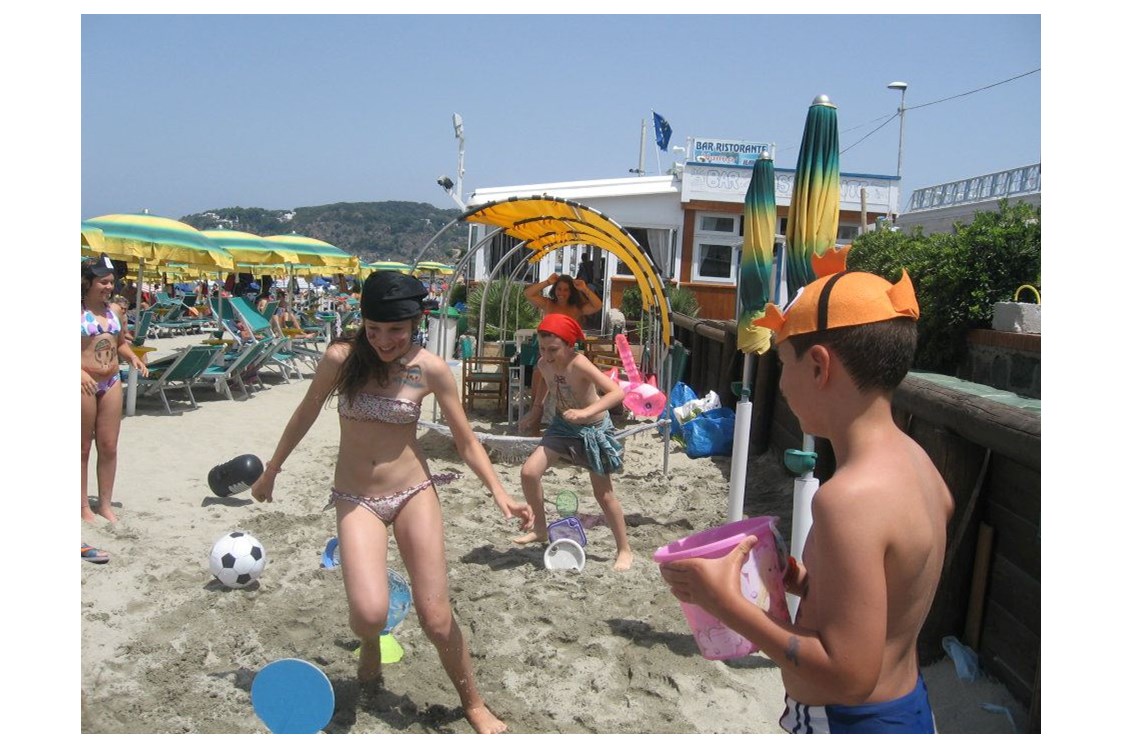 Kinderhotel: Mini Club am Strand "Oma Carmela" in der Nähe des Hotels - Family Spa Hotel Le Canne-Ischia