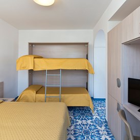 Kinderhotel: Superior Zimmer Dritte Stock mit Terrasse und Blick - Family Spa Hotel Le Canne-Ischia