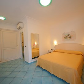 Kinderhotel: Familienzimmer Superior im Garden mit Terrasse - Family Spa Hotel Le Canne-Ischia