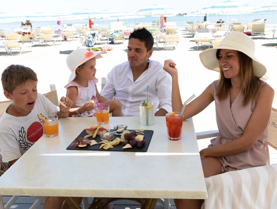 Kinderhotel: Ein erfrischender Aperitif an unserem Privatstrand - Hotel Roxy & Beach