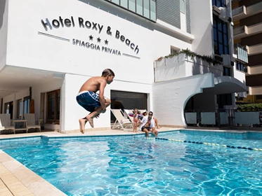 Kinderhotel: Ein Sprung ins Schwimmbad - Hotel Roxy & Beach