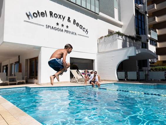 Kinderhotel: Ein Sprung ins Schwimmbad - Hotel Roxy & Beach