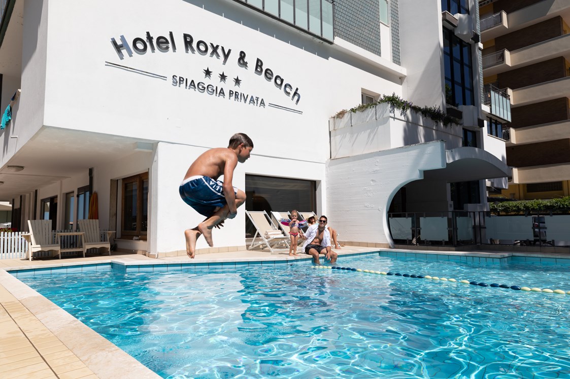 Kinderhotel: Ein Sprung ins Schwimmbad - Hotel Roxy & Beach