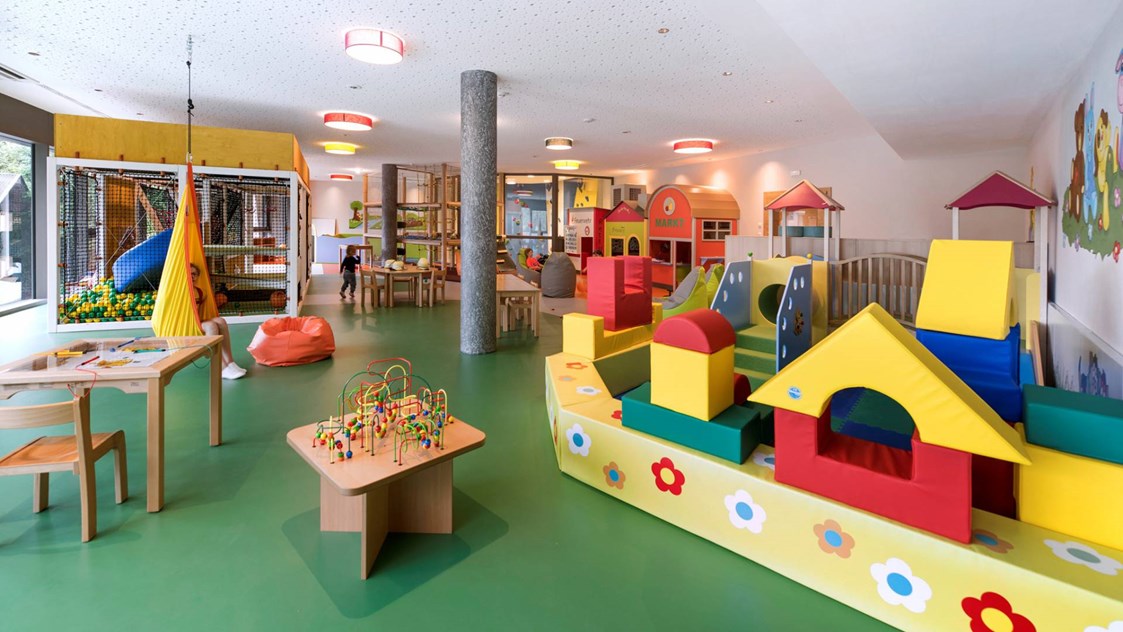 Kinderhotel: Indoor-Spielwelt - Quellenhof Luxury Resort Passeier