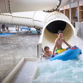 Kinderhotel: Wasserrutsche - Quellenhof Luxury Resort Passeier