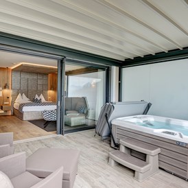 Kinderhotel: Zimmer mit Whirlpool auf der Terrasse - Quellenhof Luxury Resort Passeier