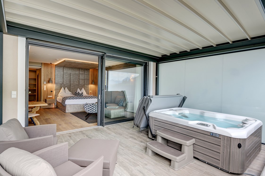 Kinderhotel: Zimmer mit Whirlpool auf der Terrasse - Quellenhof Luxury Resort Passeier