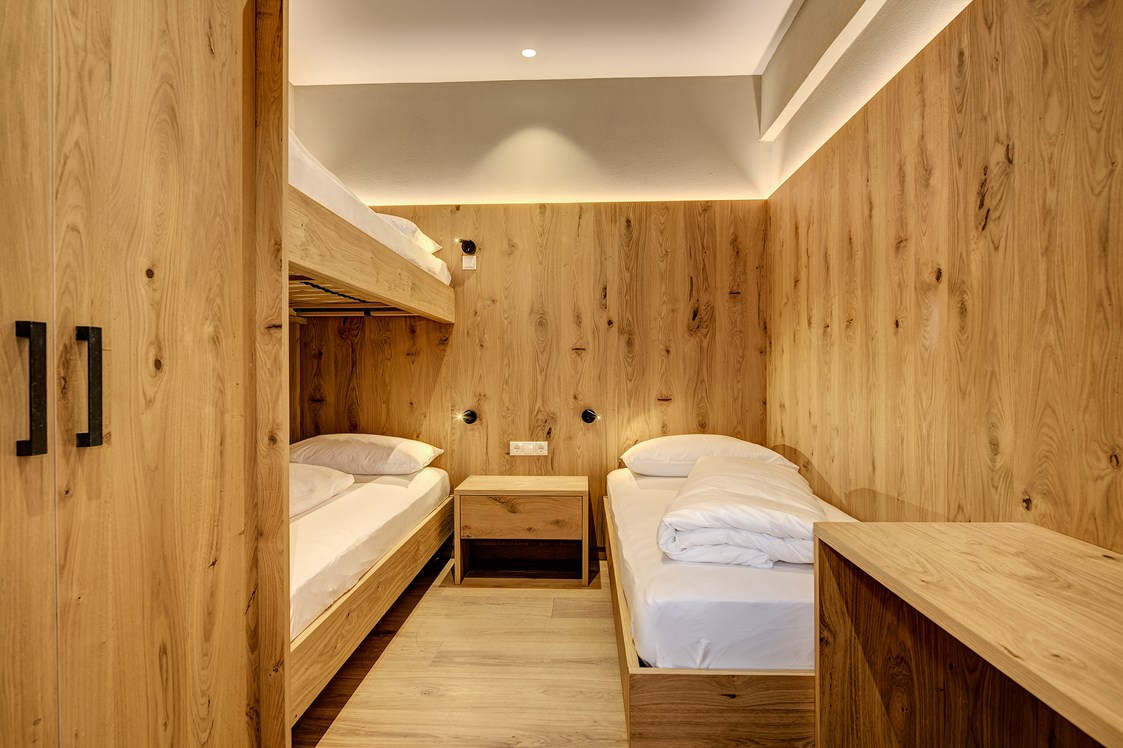 Kinderhotel: Zimmer mit Stockbett und Einzelbett - Quellenhof Luxury Resort Passeier