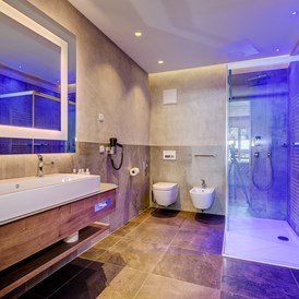 Kinderhotel: Baezimmer mit großer Dusche - Quellenhof Luxury Resort Passeier