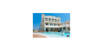 Familienhotel - Spielplatz - Der Pool am Hotel - Hotel Corallo