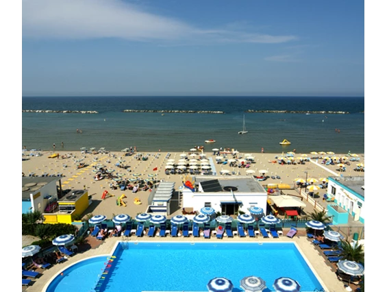 Kinderhotel: Pool und Strand beim Hotel Lungomare - Hotel Lungomare