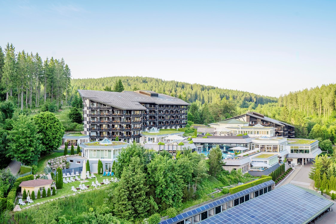 Kinderhotel: Das Ferienhotel Vier Jahreszeiten am Schluchsee liegt auf knapp 1.000 Meter Höhe, herrlich ruhig mit einem Panoramablick auf die traumhafte Schwarzwaldnatur, umgeben von idyllischen Tälern und Hügeln.
 - Vier Jahreszeiten am Schluchsee