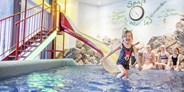 Familienhotel - Baden-Württemberg - Der Kinderpool verspricht Spaß für unsere kleinen Gäste - beim Rutschen, beim Spiel mit der Wasserpumpe oder einfach beim Herumplantschen. - Vier Jahreszeiten am Schluchsee