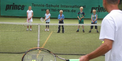 Familienhotel - Feldberg - Das Hotel verfügt über eine eigene Tennisschule - hier können sich die kleinen einmal bei Trainingsstunden ausprobieren oder an einem der Kinder-Tenniscamps teilnehmen. - Vier Jahreszeiten am Schluchsee