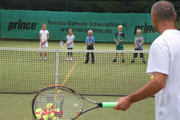 Kinderhotel: Das Hotel verfügt über eine eigene Tennisschule - hier können sich die kleinen einmal bei Trainingsstunden ausprobieren oder an einem der Kinder-Tenniscamps teilnehmen. - Vier Jahreszeiten am Schluchsee