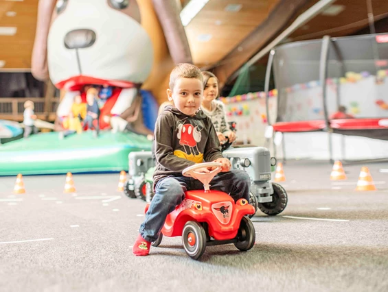 Kinderhotel: Austoben in der Indoor-Spielehalle mit Bobby Car, Trettraktor und Co. - Vier Jahreszeiten am Schluchsee