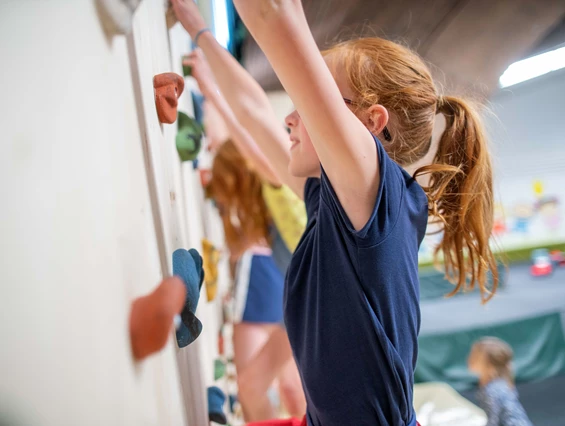 Kinderhotel: Mit Geschicklichkeit und Kondition hoch hinaus - die Kletterwand in der Indoor-Spielehalle - Vier Jahreszeiten am Schluchsee