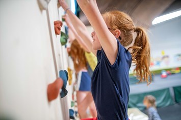 Kinderhotel: Mit Geschicklichkeit und Kondition hoch hinaus - die Kletterwand in der Indoor-Spielehalle - Vier Jahreszeiten am Schluchsee