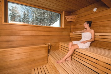 Kinderhotel: Saunabereich für die Erwachsenen - zu speziellen Zeiten wird auch Familiensauna angeboten - Vier Jahreszeiten am Schluchsee