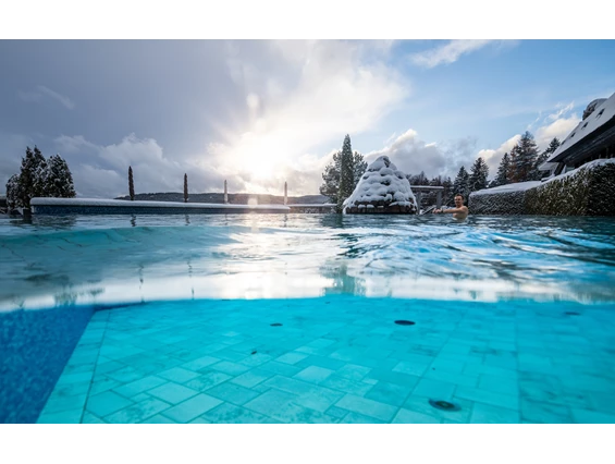 Kinderhotel: Außenpool im Winter - Vier Jahreszeiten am Schluchsee